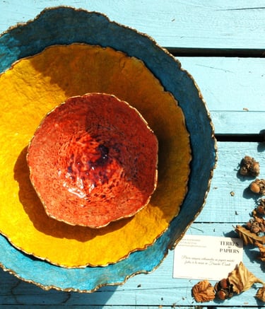 3 coupes superposées en papier mâché recyclé et glacis acrylique : bleu, jaune, coquelicot