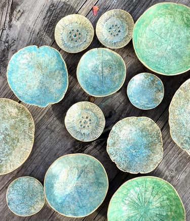 ensemble de pièces uniques style vintage rétro couleurs douces bleu vert roche de papier terres