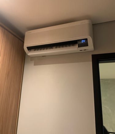 instalação de ar condicionado na parede próximo ao guarda roupas