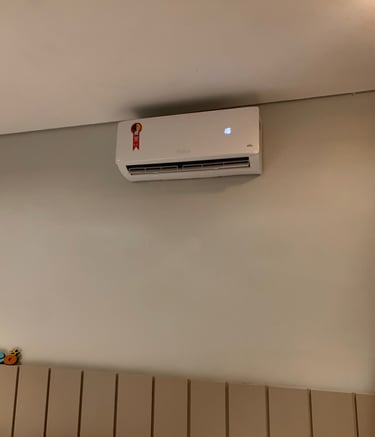 ar condicionado instalado a cima da cabeceira da cama