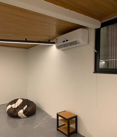 ar condicionado instalado em um espaço com sofá
