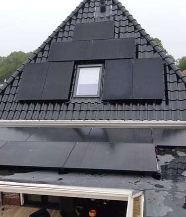 Zonnepanelen bieden een effectieve manier om zowel thuis/bedrijf kosten te besparen.