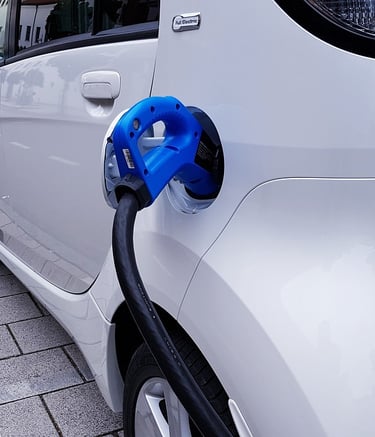 Laad je elektrische voertuig efficiënt op met onze laadpalen. Thuis of voor je bedrijf.