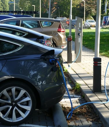 Laad je elektrische voertuig efficiënt op met onze laadpalen. Thuis of voor je bedrijf.