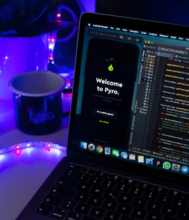 Un écran d'ordinateur portable avec un ordinateur portable macbook et une tasse de café