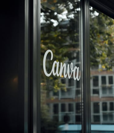 un panneau Canva sur un bâtiment