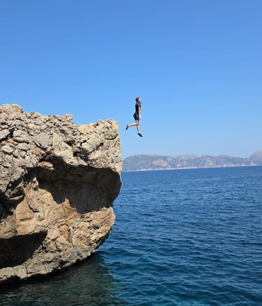 jeune femme sautant d'une hauteur de 8 metres