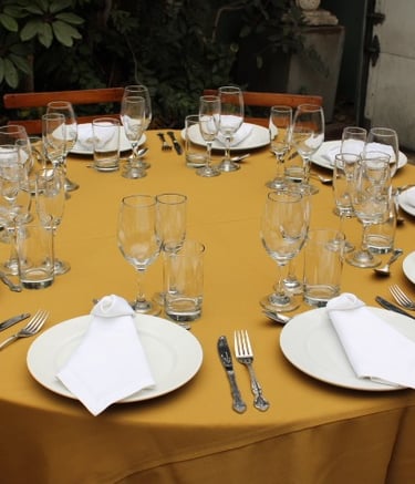 Alquiler de mesas con mantel y sillas