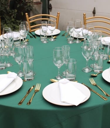 Alquiler de mesas con mantel y sillas