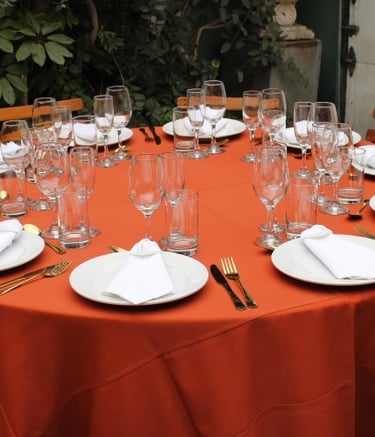 Alquiler de mesas con mantel y sillas