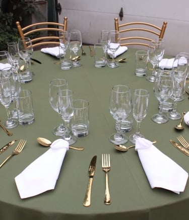 Alquiler de mesas con mantel y sillas