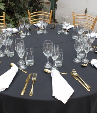 Alquiler de mesas con mantel y sillas