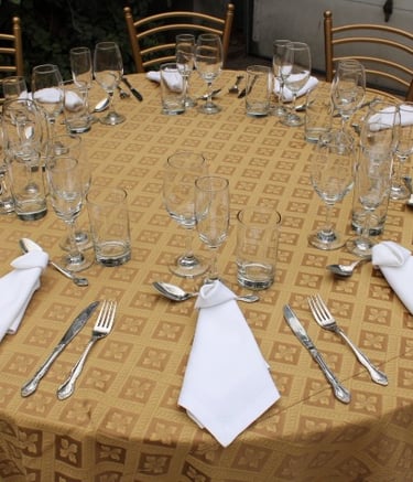 Alquiler de mesas con mantel y sillas