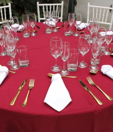 Alquiler de mesas con mantel y sillas