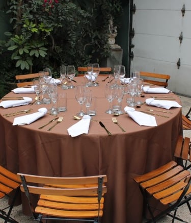 Alquiler de mesas con mantel y sillas