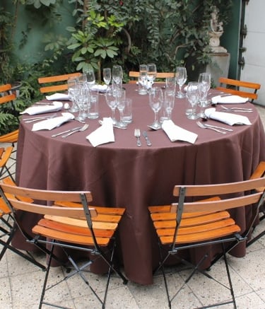 Alquiler de mesas con mantel y sillas