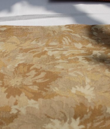 Mesa rectangular con mantel en alquiler y sillas