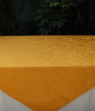Alquiler de mesas con mantel y sillas