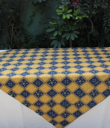 Alquiler de mesas con mantel y sillas