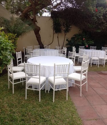 Alquiler de mesas con mantel y sillas