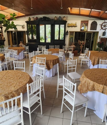 Alquiler de mesas con mantel y sillas