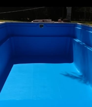 Pileta de hormigón plastificada por Masterplas. Reparación definitiva de rajaduras, grietas y pérdidas de agua con fibra de v