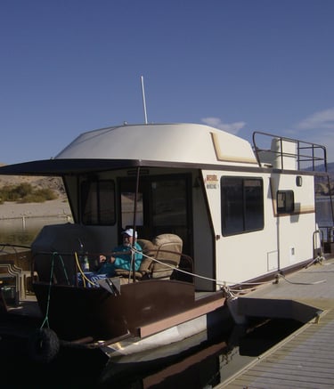 houseboat with no party top. Before picture of Party Top