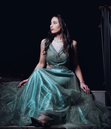 donna con vestito verde