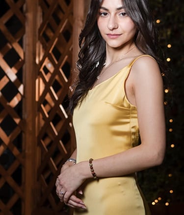 donna con vestito giallo