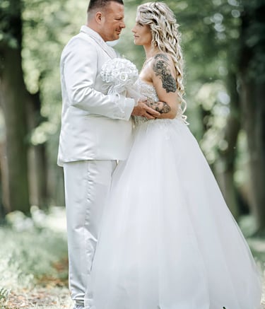 Brautpaar steht eng umschlungen im Wald und blickt sich liebevoll an – emotionales Hochzeitsfoto in natürlichem Licht, aufgen