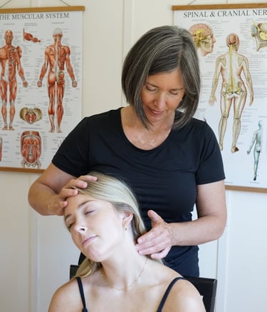 Massage therapist and MyoKinesthetic Practitioner Laurie Kessen performing manual therapy technique 