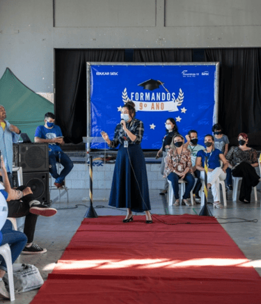 Jailana discursando no projeto de formatura na escola Sesc Ceará