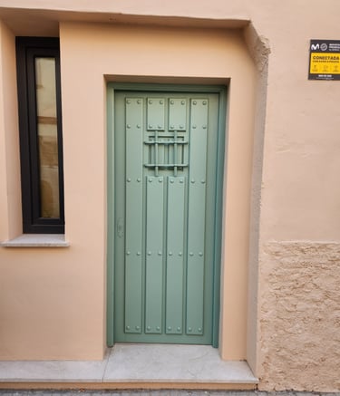 Resultat final: Portal pintat en verd suau, un canvi radical i modern.