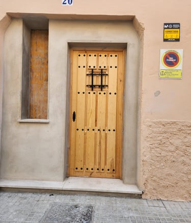 Estat inicial: Porta de fusta vernissada amb signes de desgast.