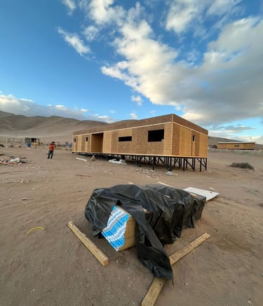 Vivienda en panel SIP construida por Vivanto en Coquimbo, montaje sobre pilotes para terreno árido d