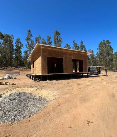 Construcción de vivienda en panel SIP en Pichilemu, montaje estructural sobre pilotes realizado por