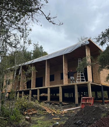 Montaje de vivienda en panel SIP en Villarrica, proyecto premium construido por Vivanto sobre fundac