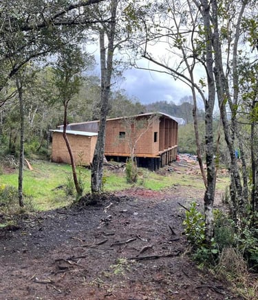 Construcción de vivienda en panel SIP en Villarrica, instalación de muros estructurales y cubierta r