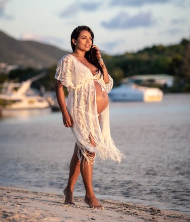 Portrait poétique d’une future maman marchant sur une plage au coucher du soleil