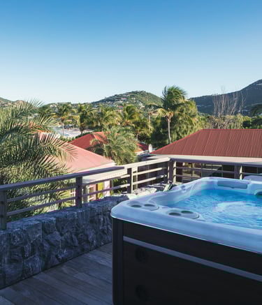 jacuzzi privé à la villa noah à st barths vue sur Eden Rock à St Jean
