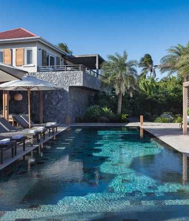 une grande piscine chauffée avec chaises longues et parasols à St Barth plage de st jean