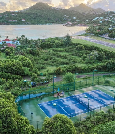 terrain de tennis privé à la villa noah située sur la plage de st jean à st barth