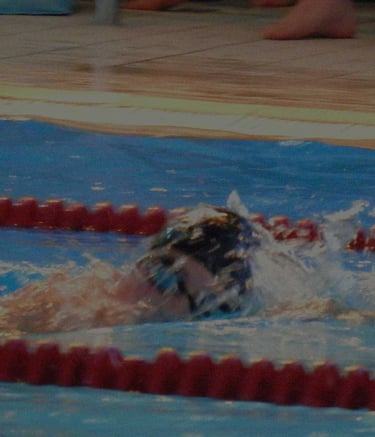 Luann Abossolo Foh doing front crawl in an indoor swimming pool