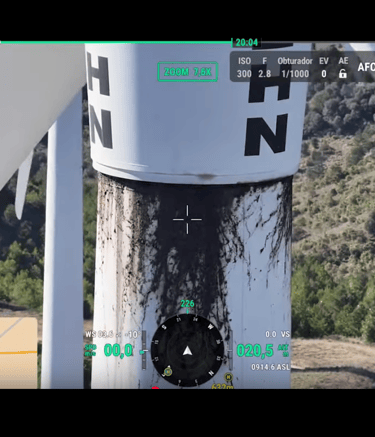 Dron controlando estructuras e infrasestructuras con camara de video