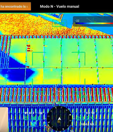 dron informando sombras en las placas solares con vision termica