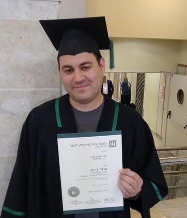 אריה ספינר בקבלת תעודת תואר ראשון