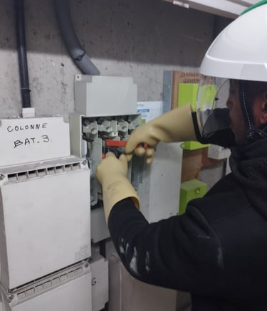 Technicien intervient dans une colonne EDF