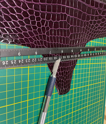 découpe du cuir d alligator