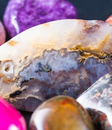 Primer plano de cristales curativos pulidos y coloridas piedras preciosas de ágata.