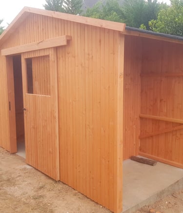 Abri de jardin en bois deux pentes avec bucher